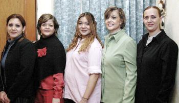 Carla Ochoa de Camacho  sus amigas le ofrecieron una fiesta de canastilla por el próximo nacimiento de su bebé.