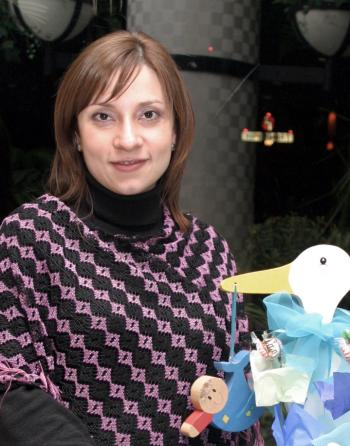 Mónica Pereura de Vélez recibió numerosos obsequios  para el bebé que espera, en la fiesta de canastilla que le ofrecieron en días pasados.
