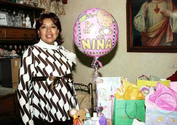 Cristina Salazar  de Gallegos  recibió  bonitos regalos, en la fiesta de canastilla  que le ofrecieron María  de Jesús Pérez y Celina Gallegos, en honor  del bebé que espera.