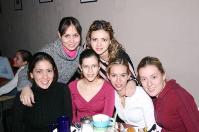 Laura Sánchez, Myri Martínez, Roberta Cárdenas, Olga Ruiz-Llayano, Judith Hernández y Yunué Acuña.