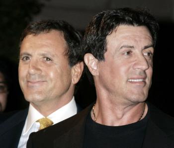 El actor Sylvester Stallone y su hermano, el cantante Frank Stallone llegaron juntos.