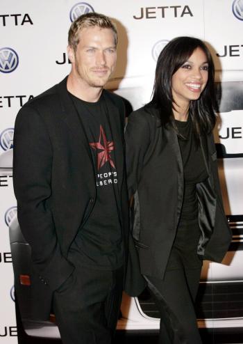 Ante decenas de celebridades, la empresa automotriz Volkswagen presentó el nuevo Jetta 2005.

Aquí la actriz Rosario Dawson y su novio el actor Jason Lewis posan para la prensa a su llegada a la gran fiesta.