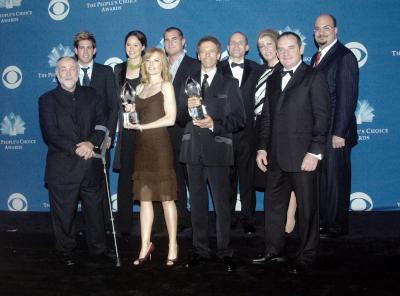 Protagonistas y productor de CSI: 'Crime Scene Investigation' que fue escogida como mejor drama televisivo.
