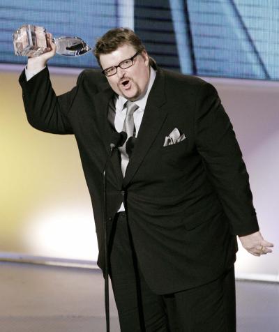 Otro personaje de peso del cine de 2004, Michael Moore, consiguió el premio al Mejor Filme del Año por su polémico documental Fahrenheit 9/11.

Estoy maravillado de esta elección, porque la gente de Estados Unidos haya votado por este filme”, admitió Moore al recoger el premio entre aplausos y algunas protestas.