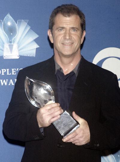 Mel Gibson fue acogido con aplausos cuando el actor y director recogió el galardón al Mejor Drama del Año por La Pasión de Cristo. 

La cinta sobre las últimas horas de Jesucristo recaudó en la taquilla más de 370 millones de dólares pese a su violencia y a estar rodada en latín y arameo.