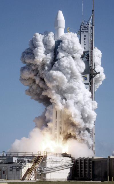 Las fotografías y demás imágenes serán retransmitidas a la Tierra a través de 'Deep Space Network'.

También serán testigos de esta hazaña cósmica una amplia red de astrónomos. El impacto podría incrementar entre 15 y 40 veces el brillo del Tempel 1, que incluso podría observarse a simple vista.

Los científicos esperan que la misión, que ha costado entre 325 y 350 millones de dólares, contribuya a esclarecer interrogantes no sólo sobre la composición química del cometa Tempel 1 sino también sobre el papel de los cometas en el origen del Sistema Solar.