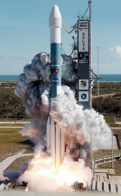 El lanzamiento tuvo lugar sin problemas y el cohete Delta II que lleva a bordo la nave nodriza -que a su vez alberga un vehículo-proyectil- salió de la atmósfera terrestre en pocos minutos.