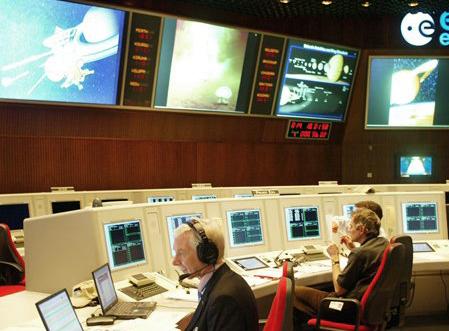 Huygens entró ayer en la nebulosa atmósfera de Titán, abrió su paracaídas automático y se posó sobre su misteriosa superficie, según los controladores de la misión.