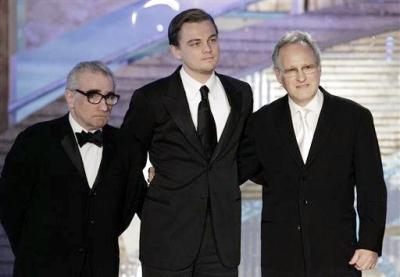 'El Aviador', la película dirigida por Martin Scorsese (izq.) y protagonizada por Leonardo Di Caprio (centro), ganó como Mejor Película de Drama, Mejor Guión Original y Mejor Actor de Drama para Di Caprio. Este filme fue producido por Michael Mann (der).