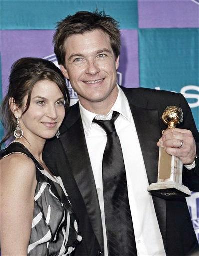 Jason Bateman junto a su esposa Amanda Anka celebran su premio como Mejor Actor de un Musical o Comedia.