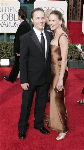 La ceremonia reunió en el hotel Beverly Hilton a un numeroso grupo de estrellas, tanto del cine como de la televisión, en lo que ya se conoce como la antesala de los Oscar. 

Hilary Swank a su llegada con su esposo Chad Lowe.