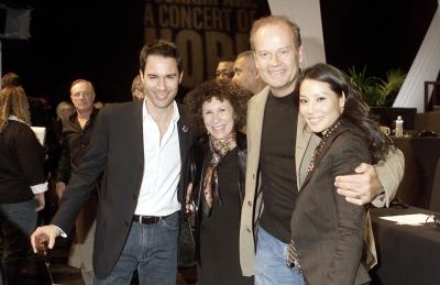 En actuaciones grabadas desde Londres, Elton John cantó Don't Let the Sun Go Down on Me y el fundador de la banda Pink Floyd, Roger Waters, entonó Wish You Were Here acompañado por Eric Clapton. 

En la foto, Eric Mccormack, Rhea Perlman, Kelsey Grammer y Lucy Liu.