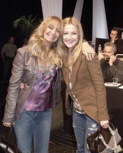 Gloria Estefan cantó There's Always Tomorrow y Lenny Kravitz entonó Let Love Rule. 

Aquín Goldie Hawn y Kate Hudson.