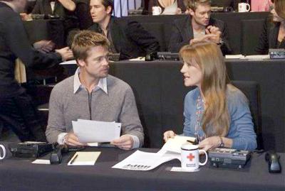 Los actores relataron historias sobre los tsunamis, y NBC mostró imágenes con los efectos de las devastadoras marejadas y la agonía de niños que quedaron huérfanos. 

Aquí Brad Pitt, left y  Jane Seymour trabajan contestando el teléfono para recibir los donativos.