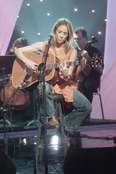 El programa de dos horas de duración fue transmitido en vivo en los canales de televisión de la cadena NBC Universal y todas las donaciones serán destinadas al Fondo de Respuesta Internacional de la Cruz Roja de Estados Unidos. 

Sheryl Crow durante su participación en dicho concierto.