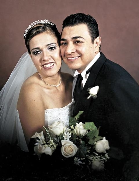 Ing. Héctor Javier Camacho Valles y Srita. Adriana Elizabeth García Velázquez recibieron la bendición nupcial en la iglesia de San Juan de Los Lagos el diez de diciembre de 2004.