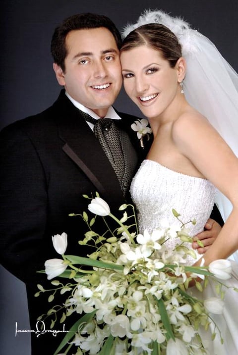 C.P. Marcelo Aguirre Carrillo e Ing. Vanessa Villarreal Cuéllar  recibieron la bendición nupcial en la Parroquia de La Sagrada Familia, el viernes 26 de noviembre de 2004.