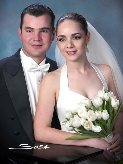 L.A.E. Alfredo Leal Peña y G.M. Marcela Pérez Sánchez contrajeron matrimonio religiosos en la parroquia de Nuestra Señora de la Virgen de la Encarnación el cinco de noviembre de 2004