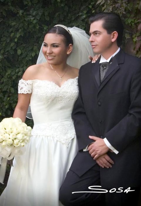 Lic. Miguel Ángel Montoya Salcido y Lic. Jéssica Maricela Martínez Rodríguez contrajeron matrimonio religioso en la parroquia Los Ángeles, el sábado cuatro de diciembre de 2004.
