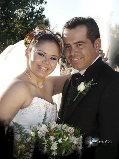 Lic. Miguel Flores Valles y Lic. Rosa Elena Domínguez Borjas contrajeron matrimonio religioso en el Santuario de Cristo Rey, el  27 de noviembre de 2004.