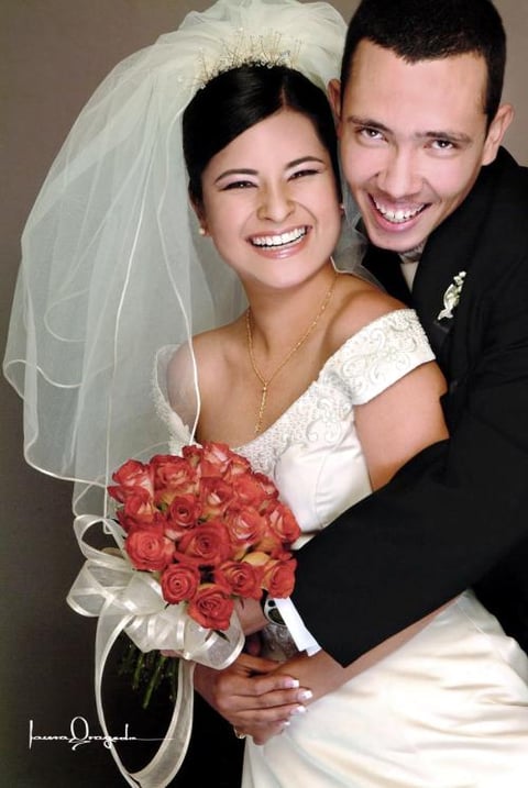Sr. Adolfo Ramón Echauri Rodríguez y Srita. Liliana Mora Aguilar recibieron la bendición nupcial en la parroquia Los Ángeles, el viernes 17 de diciembre de 2004