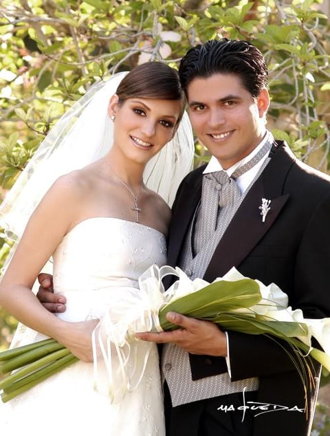 Sr. Humberto Baca Martínez y Srita. Laura de la Parra  Covarrubias contrajeron matrimonio religioso en la parroquia de San Pedro Apóstol  el viernes diez de septiembre de 2004..