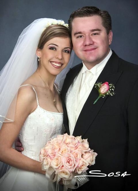 Sr. Omar Herrera Becerra y Srita. María Soledad Medina Rodríguez recibieron la bendición nupcial en la parroquia Los Ángeles, el sábado cuatro de diciembre de 2004.