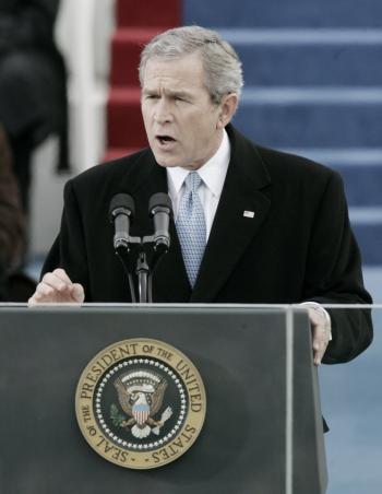W. Bush, el presidente número 43 de los Estados Unidos, fue ovacionado por la concurrencia, que incluía al ex presidente Bill Clinton y al presidente número 41, su padre George Bush, así como por varios ex presidentes.