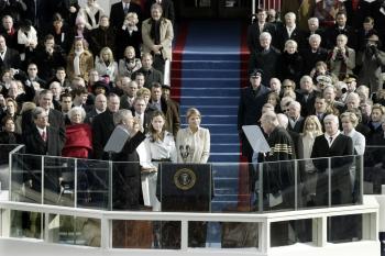 En su discurso, con numerosas menciones a Dios y a la Biblia, Bush pidió a los estadounidenses que participen en la tarea 'idealista' de mejorar el país y llevar la libertad al mundo, tanto dentro del Gobierno como de las Fuerzas Armadas 'en la lucha contra nuestros enemigos'.