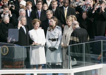 Bush agregó que es necesaria la colaboración de los aliados de EU, con muchos de los cuales Washington ha tenido una relación muy difícil durante los primeros cuatro años de su gobierno, sobre todo con motivo de la guerra de Irak.

'Todos los aliados de Estados Unidos deben saber: honramos vuestra amistad, confiamos vuestro consejo y dependemos de vuestra ayuda. La división entre los países libres es un objetivo prioritario de los enemigos de la libertad', afirmó.