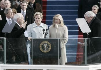 En un mundo que evoluciona hacia la libertad, nosotros estamos determinados a demostrar su significación y validez de sus promesas', dijó Bush durante su exposición.
