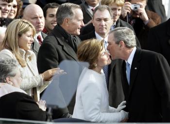 Bush pronuncia un discurso de 15 minutos consagrado a la libertad en el mundo y el rol de Estados Unidos para defenderla.