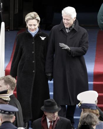 Todos los ex presidentes de Estados Unidos aún en vida, a excepción de Gerald Ford, asistieron en el palco de honor a la juramentación del actual ocupante de la Casa Blanca.

Bill Clinton (1993) y su esposa, la senadora Hillary Rodham Clinton.
