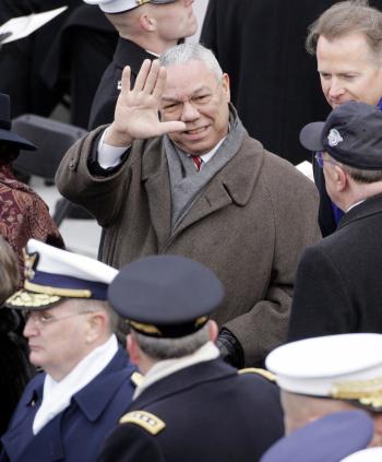 El ex jefe de Estado Collin Powell presenció la ceremonia muy atento y sobre todo saludó a varios de sus amigos y colegas.