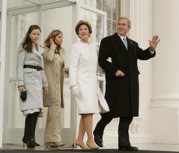 El presidente de Estados Unidos, George W. Bush, junto a su esposa Laura, y dos hijas, comenzó la jornada de su segunda investidura asistiendo a un oficio religioso en una iglesia cercana a la Casa Blanca.