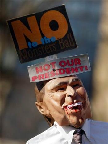Un grupo de activistas políticos se manifestaron frente a la embajada de Estados Unidos en México en protesta por el inicio del mandato 2005-2009, del presidente estadounidense, George W. Bush.