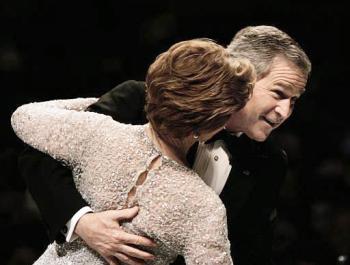 Laura Bush lució un vestido blanco de Oscar de la Renta y bailó hasta el cansancio con su marido.