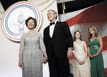 Bush, acompañado de la primera dama, Laura, y de sus hijas Barbara y Jenna , acudió a las nueve fiestas, a las que se bautizó con nombres tan patrióticos como Constitución, Independencia o Comandante en Jefe.