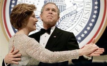 Los bailes de gala coronaron las ceremonias de investidura del presidente de Estados Unidos, George W. Bush, en una ciudad desbordada por la presencia policial y dominada por un desenfrenado entusiasmo republicano.