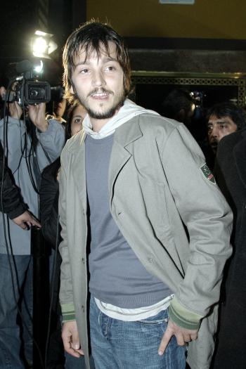 El actor mexicano Diego Luna, que la víspera fungió como padrino de honor en la premier de la cinta 'Voces Inocentes', expresó su deseo por hacer más cine en México.
   Indicó que en la medida en que se realicen más producciones mexicanas habrá más espacio para mostrar el talento de la gente que se dedica al llamado 'séptimo arte'.