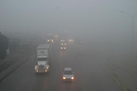 El término neblina se refiere a niebla espesa y baja que reduce la visibilidad a menos de un kilómetro de distancia.