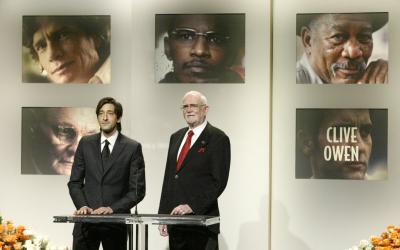El presidente de la Academia de Artes y Ciencias Cinematográficas de Hollywood, Frank Pierson (der) y el intérprete Adrien Brody (izq) durante el anuncio de los candidatos al Oscar.