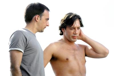 El actor Javier Bardem (der)  y el cineasta español Alejandro Amenábar (izq), durante el rodaje de la película 'Mar Adentro'.