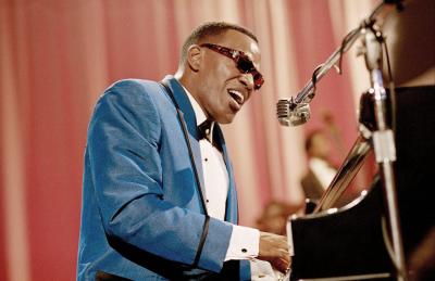 Jamie Foxx, quien interpretó a la leyenda del soul Ray Charles en 'Ray', es favorito por amplio margen para llevarse el Oscar al mejor actor.
  'El es el favorito indiscutible', dijo Warren Lush, portavoz de la casa de apuestas Ladbrokes Limited, con sede en Londres.