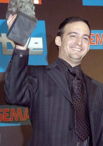 Alejandro Amenábar sostiene el Goya obtenido por el Mejor Guión Original por 'Mar Adentro'.