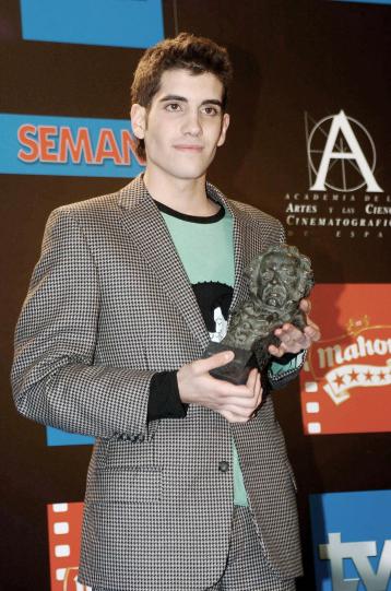 El actor Tamar Novas muestra el Goya a al Mejor Actor Revelación, por su papel en 'Mar adentro'.