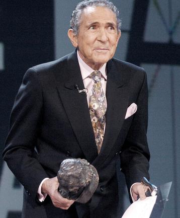 El escritor Antonio Gala durante su presentación del premio Goya al Mejor Guión Adaptado otorgado a José Rivera por 'Diarios de Motocicleta'.