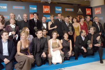 El Goya a la Mejor Dirección conseguido por Amenábar con 'Mar Adentro', su cuarta película, se suma a las siete estatuillas que logró con su primer filme, Tesis, y las ocho que acaparó con 'Los Otros'.

Aquí la foto de familia de alguno de los galardonados en la XIX Edición de los Premios Goya.