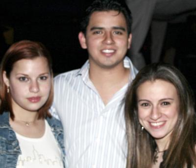 Charlotte Mueller,  Octavio Ramírez y dulce Rivera.