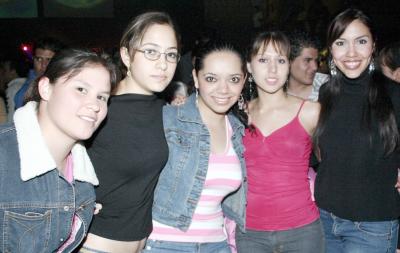 Daniela, Ámbar, Kenia, Karen y otras amugas en un lugar de su preferencia.